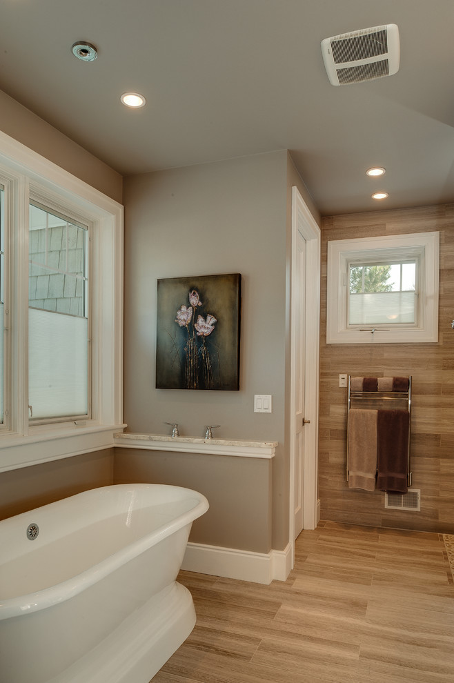 Exempel på ett stort klassiskt en-suite badrum, med ett undermonterad handfat, luckor med infälld panel, vita skåp, granitbänkskiva, ett fristående badkar, en öppen dusch, en toalettstol med hel cisternkåpa, keramikplattor, grå väggar och klinkergolv i keramik