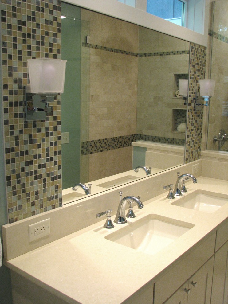Idee per una stanza da bagno chic con lavabo sottopiano, ante in stile shaker, ante bianche, top in quarzo composito, doccia alcova, WC a due pezzi, piastrelle beige e piastrelle in pietra