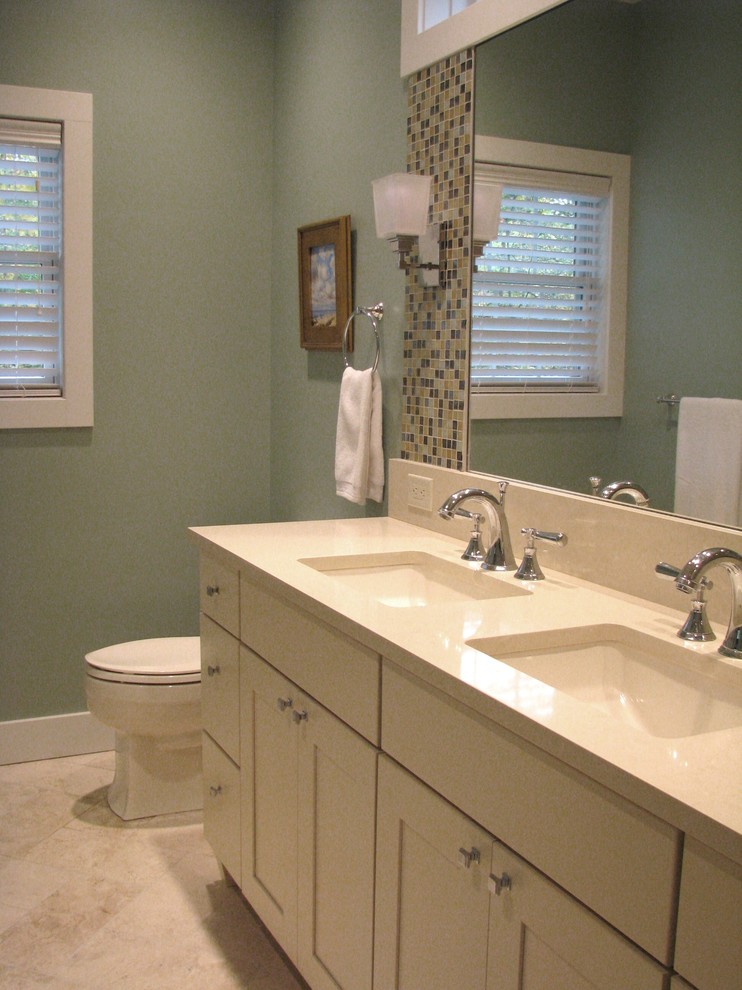 Foto på ett vintage badrum, med ett undermonterad handfat, skåp i shakerstil, vita skåp, bänkskiva i kvarts, en dusch i en alkov, en toalettstol med separat cisternkåpa, beige kakel och stenkakel