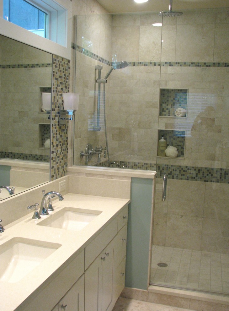 Пример оригинального дизайна: ванная комната в стиле неоклассика (современная классика) с врезной раковиной, фасадами в стиле шейкер, белыми фасадами, столешницей из искусственного кварца, душем в нише, раздельным унитазом, бежевой плиткой и каменной плиткой