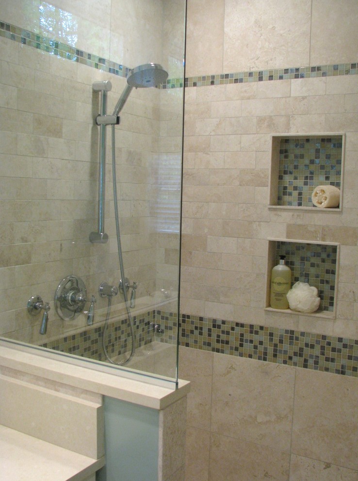 Idee per una stanza da bagno classica con lavabo sottopiano, ante in stile shaker, ante bianche, top in quarzo composito, doccia alcova, WC a due pezzi, piastrelle beige e piastrelle in pietra