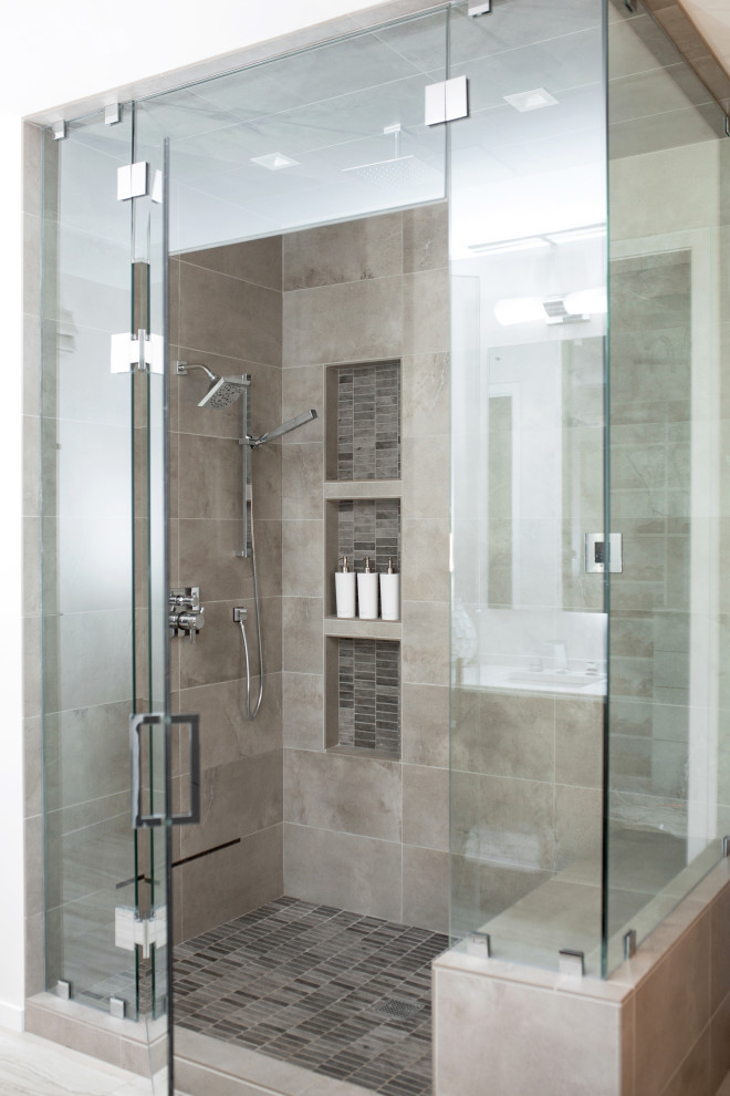 Стильный дизайн: главная ванная комната в современном стиле с коричневой плиткой, белыми стенами, полом из мозаичной плитки, разноцветным полом, душем с распашными дверями и сиденьем для душа - последний тренд