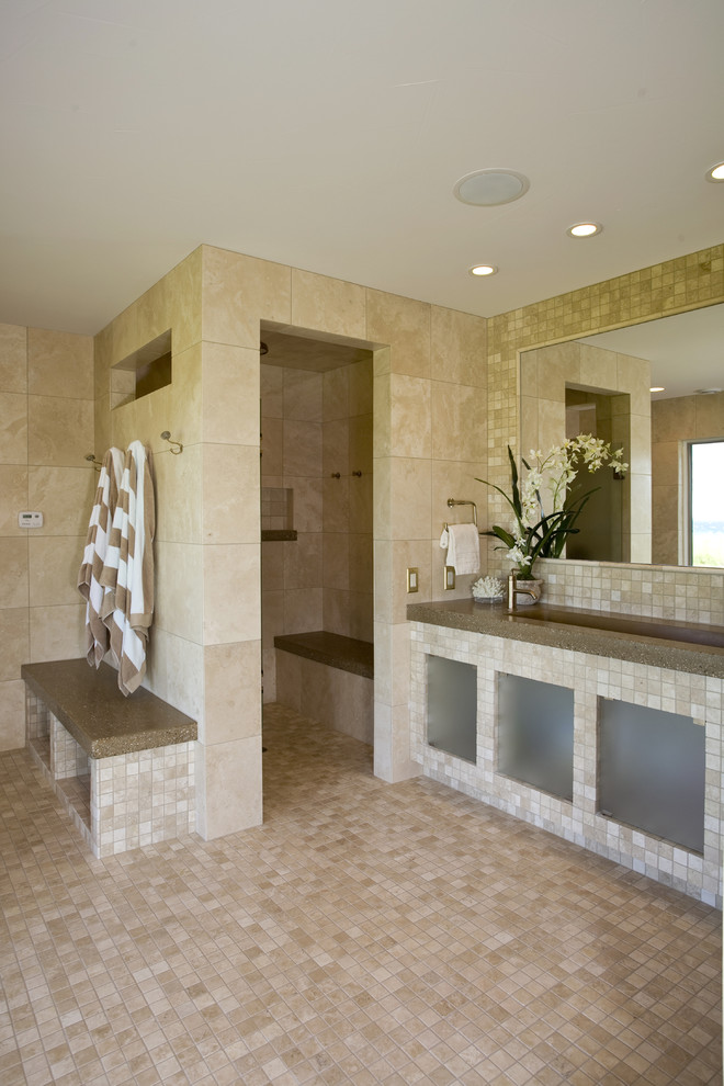 Свежая идея для дизайна: ванная комната в современном стиле с раковиной с несколькими смесителями, стеклянными фасадами, бежевой плиткой и душем без бортиков - отличное фото интерьера