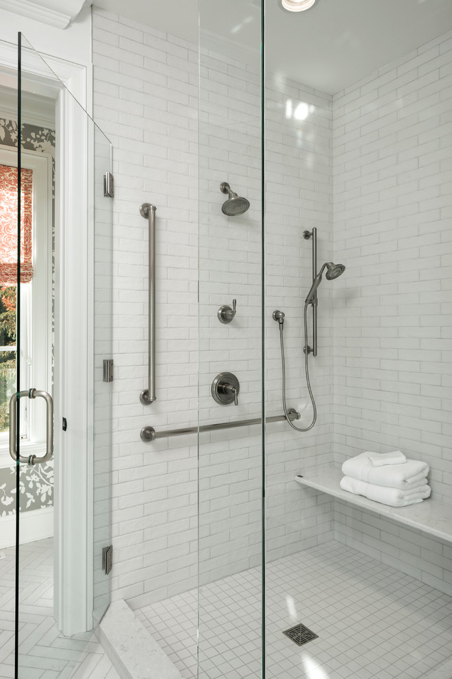 Стильный дизайн: большая главная ванная комната в классическом стиле с открытыми фасадами, белыми фасадами, душем в нише, белой плиткой, керамической плиткой, белыми стенами, полом из цементной плитки, врезной раковиной, мраморной столешницей, белым полом и душем с распашными дверями - последний тренд