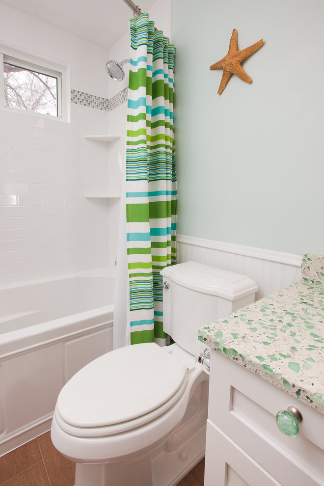 Idée de décoration pour une salle de bain marine pour enfant avec un plan de toilette en verre recyclé, mosaïque et un plan de toilette vert.