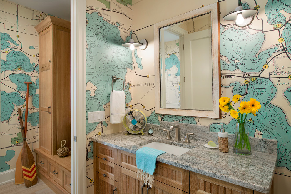 ミネアポリスにあるビーチスタイルのおしゃれな浴室 (シェーカースタイル扉のキャビネット、中間色木目調キャビネット、マルチカラーの壁、アンダーカウンター洗面器、グレーの洗面カウンター) の写真
