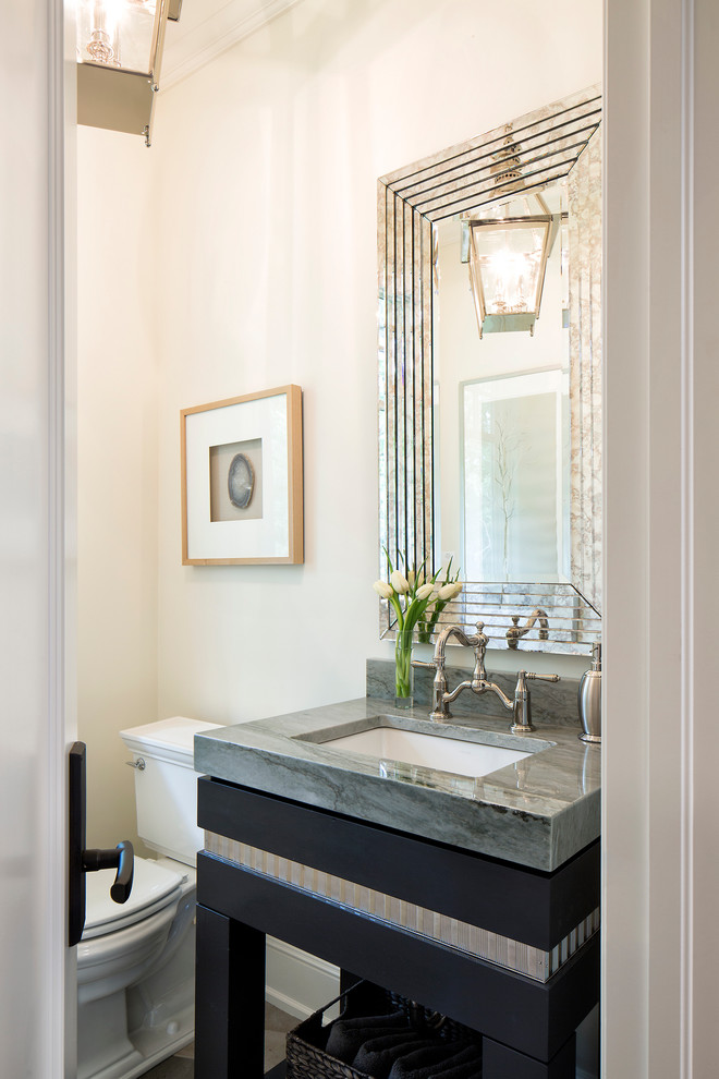 Immagine di una stanza da bagno di medie dimensioni con ante in legno bruno, WC a due pezzi, pareti beige e pavimento in gres porcellanato