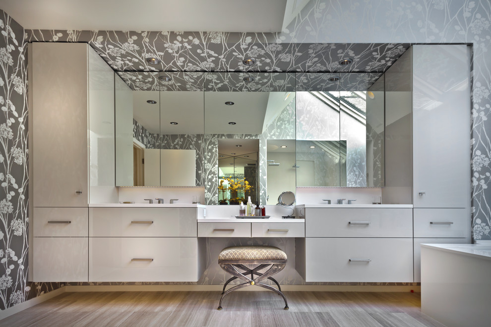Inspiration för ett stort funkis en-suite badrum, med släta luckor, grå skåp, bänkskiva i kvarts, kalkstensgolv, flerfärgade väggar, en kantlös dusch, flerfärgad kakel och stenkakel