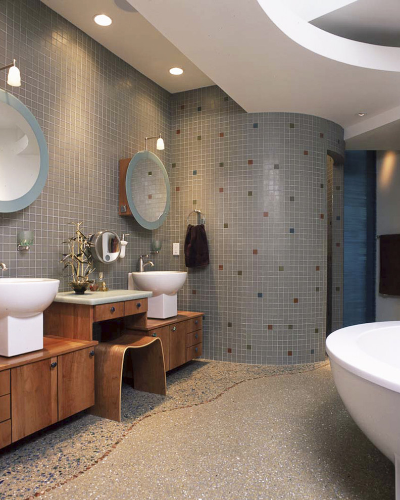 他の地域にあるコンテンポラリースタイルのおしゃれな浴室 (モザイクタイル、ベッセル式洗面器) の写真