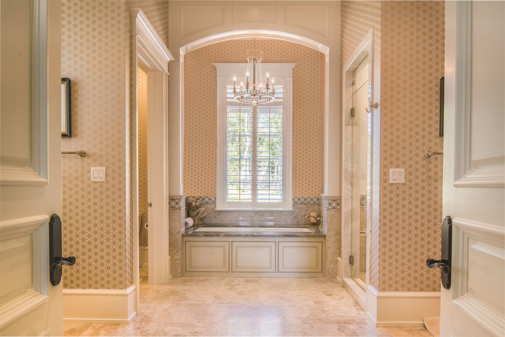 Идея дизайна: ванная комната в классическом стиле с душем с распашными дверями