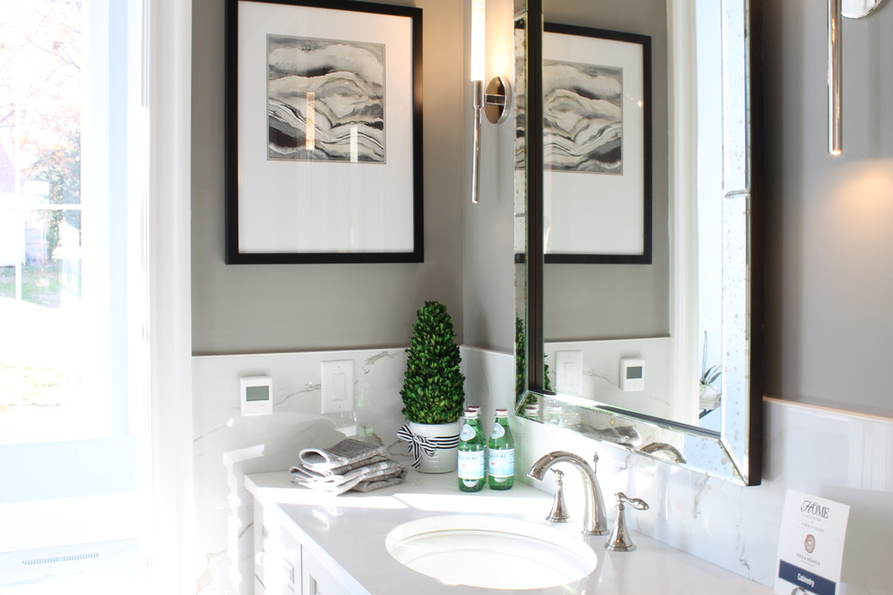 Idée de décoration pour une grande douche en alcôve principale design avec un placard à porte shaker, des portes de placard grises, une baignoire indépendante, WC à poser, un carrelage gris, des carreaux de céramique, un mur gris, un sol en marbre, un lavabo posé et un plan de toilette en granite.