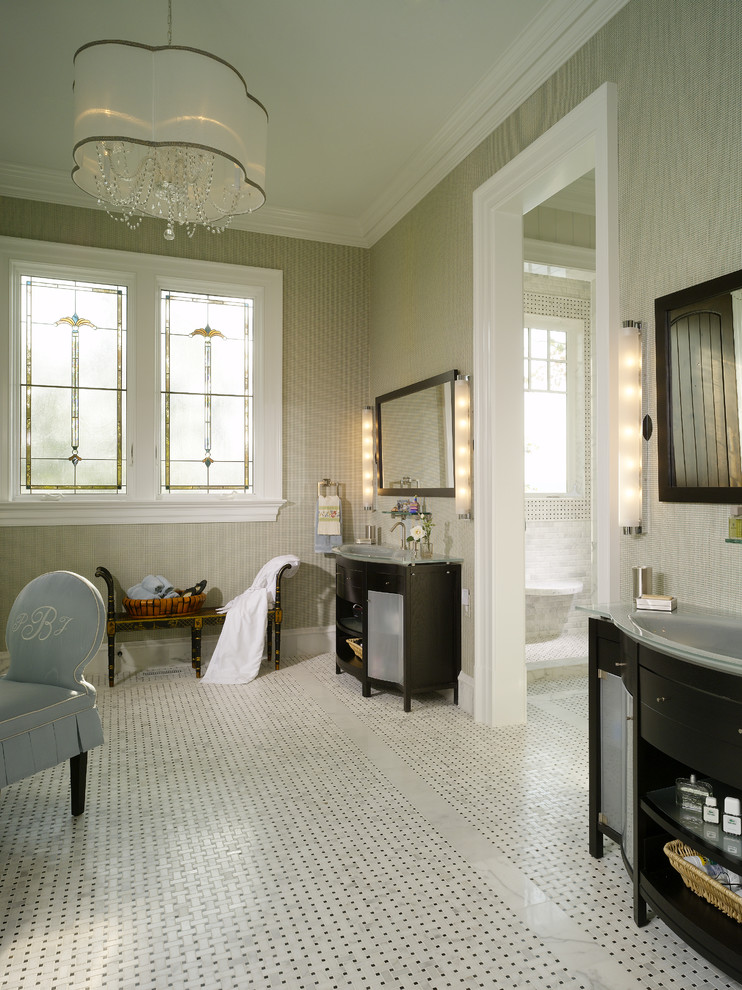 Ejemplo de cuarto de baño tradicional con puertas de armario negras