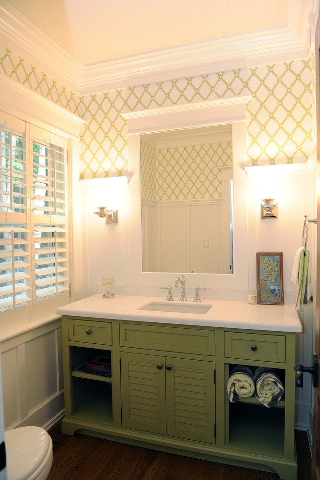 Exemple d'une salle de bain craftsman avec un placard à porte shaker, des portes de placards vertess, un sol en bois brun, un lavabo encastré et un plan de toilette en quartz modifié.
