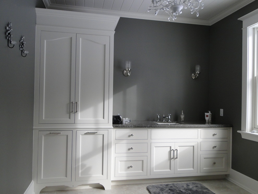 Inspiration för stora moderna en-suite badrum, med grå väggar, ett undermonterad handfat, skåp i shakerstil, vita skåp, klinkergolv i keramik och granitbänkskiva