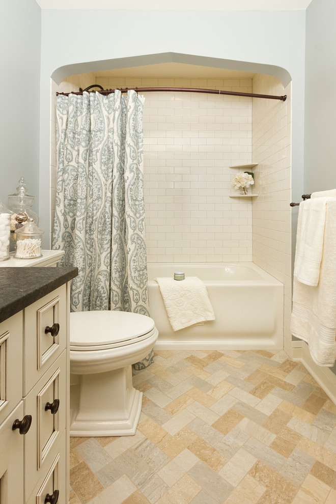 Immagine di una stanza da bagno tradizionale con ante con riquadro incassato, ante beige, vasca ad alcova, vasca/doccia, piastrelle bianche e piastrelle diamantate