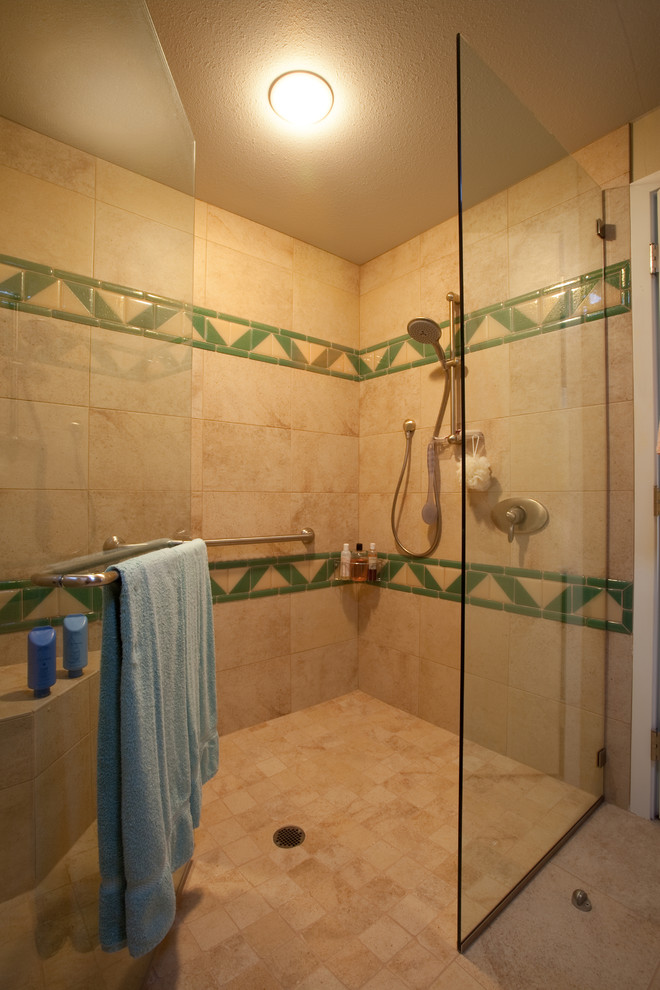 Cette photo montre une salle de bain principale chic de taille moyenne avec une douche à l'italienne, un carrelage vert et un sol en carrelage de porcelaine.
