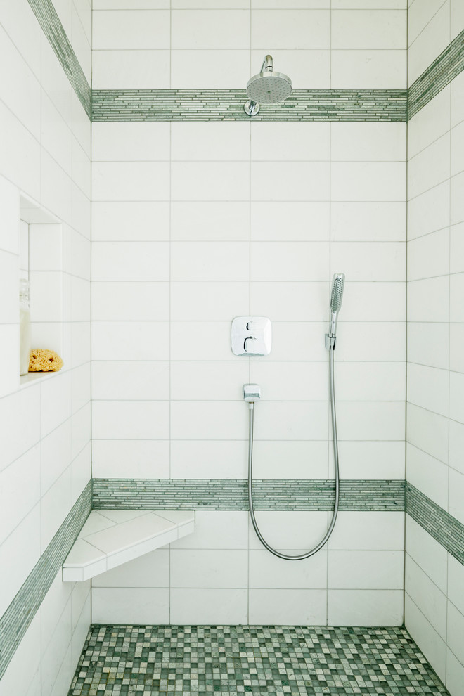 На фото: главная ванная комната среднего размера в стиле неоклассика (современная классика) с белой плиткой, керамической плиткой и открытым душем с