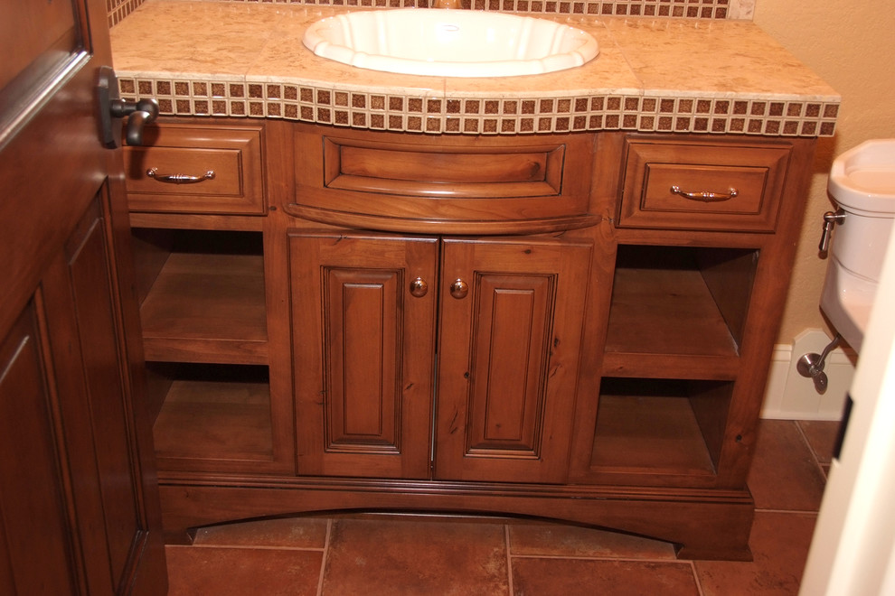 Idées déco pour une petite salle d'eau classique en bois brun avec un placard à porte shaker, tous types de WC, un mur beige, un sol en carrelage de céramique, un lavabo posé, un sol rouge, meuble simple vasque et meuble-lavabo encastré.