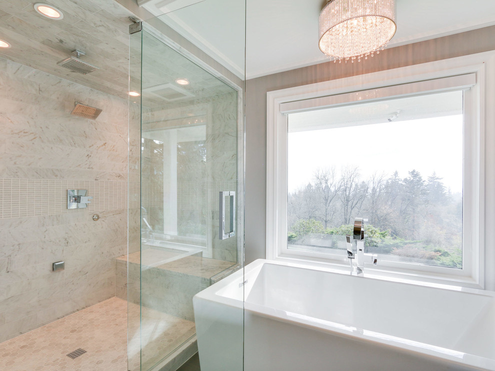 Inspiration för ett stort rustikt en-suite badrum, med luckor med infälld panel, vita skåp, ett fristående badkar, en dusch i en alkov, grå väggar, mörkt trägolv, ett fristående handfat, marmorbänkskiva, brunt golv och dusch med gångjärnsdörr