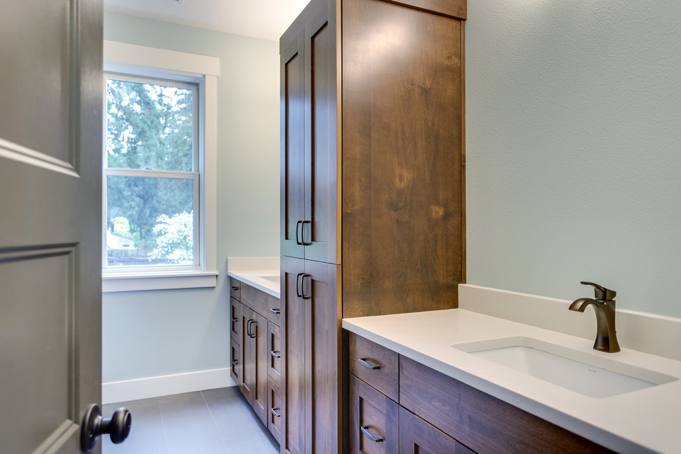 Exemple d'une salle de bain principale chic en bois brun de taille moyenne avec un placard à porte shaker, une douche d'angle, WC séparés, un mur vert, un sol en carrelage de porcelaine, un lavabo encastré, un plan de toilette en quartz modifié et un sol marron.