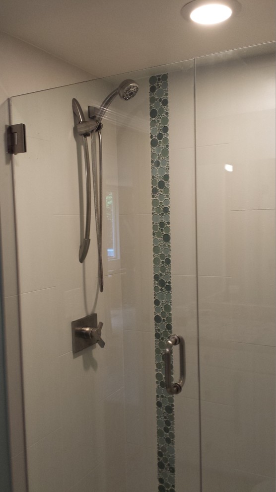 Ispirazione per una stanza da bagno padronale contemporanea di medie dimensioni con doccia alcova, piastrelle verdi, piastrelle bianche e pareti bianche
