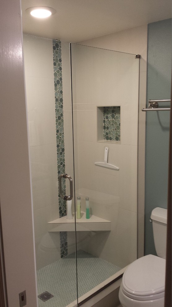 Ejemplo de cuarto de baño principal contemporáneo de tamaño medio con ducha empotrada, baldosas y/o azulejos verdes, baldosas y/o azulejos blancos y paredes blancas