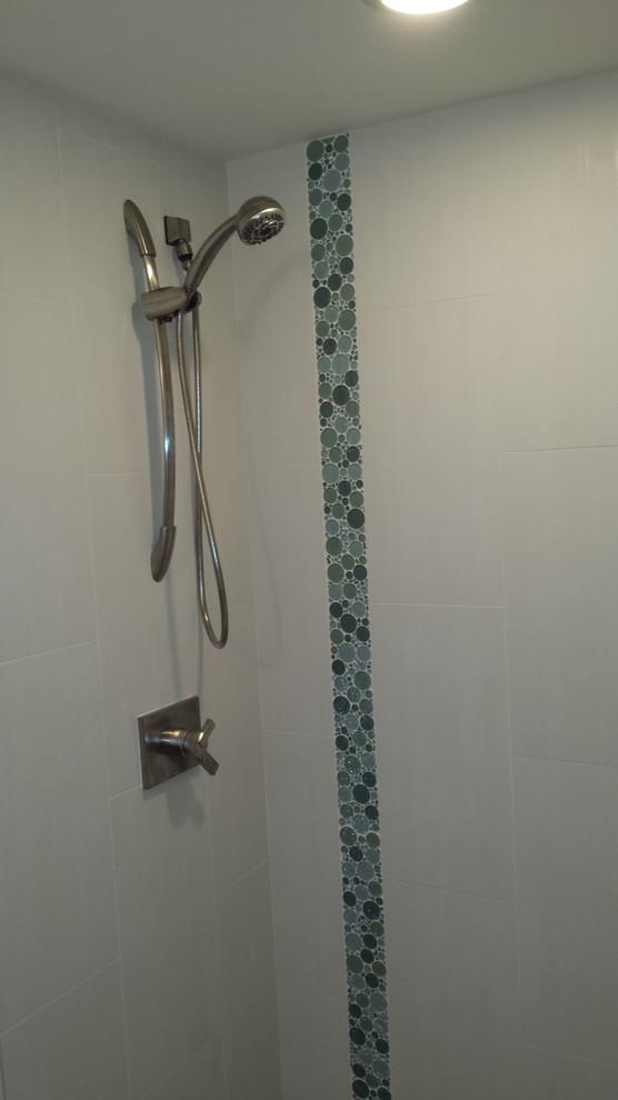 На фото: главная ванная комната среднего размера в современном стиле с душем в нише, зеленой плиткой, белой плиткой и белыми стенами