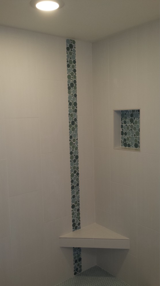 ボイシにある高級な中くらいなコンテンポラリースタイルのおしゃれなマスターバスルーム (アルコーブ型シャワー、緑のタイル、白いタイル、白い壁) の写真