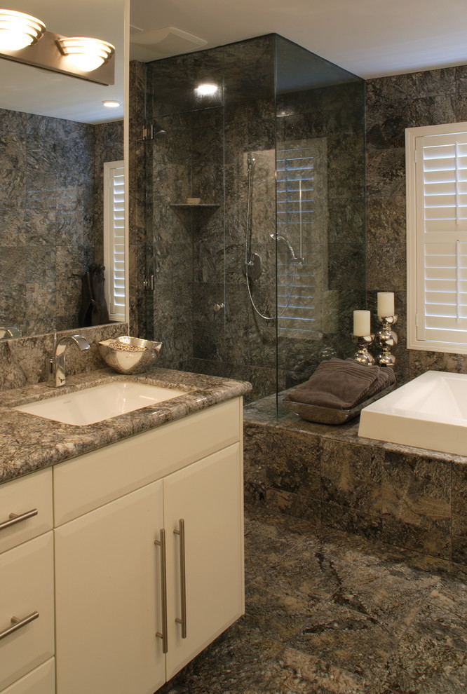 Klassisk inredning av ett stort en-suite badrum, med släta luckor, vita skåp, ett platsbyggt badkar, svart kakel, brun kakel, stenkakel, bruna väggar, klinkergolv i porslin, ett undermonterad handfat och granitbänkskiva