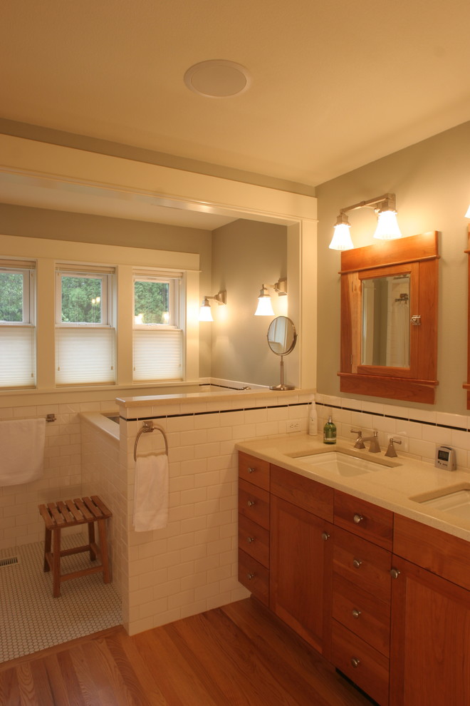 Klassisk inredning av ett en-suite badrum, med ett undermonterad handfat, skåp i shakerstil, skåp i mellenmörkt trä, bänkskiva i kvartsit, ett japanskt badkar, en dusch i en alkov, vit kakel, tunnelbanekakel, gröna väggar och mellanmörkt trägolv