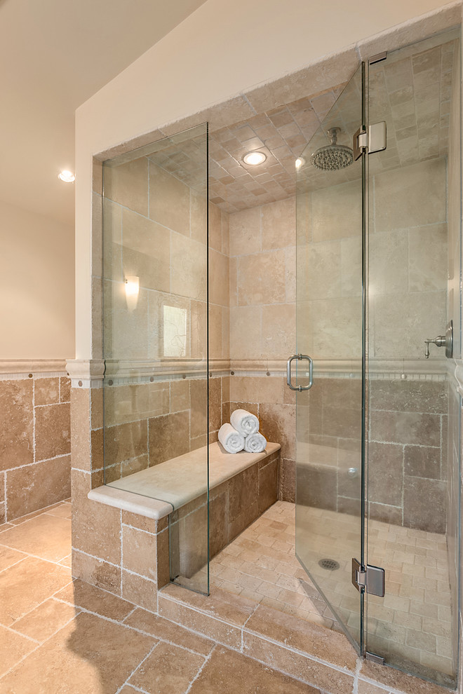 Uriges Badezimmer En Suite mit Löwenfuß-Badewanne, braunen Fliesen, beiger Wandfarbe und Einbauwaschbecken in Vancouver