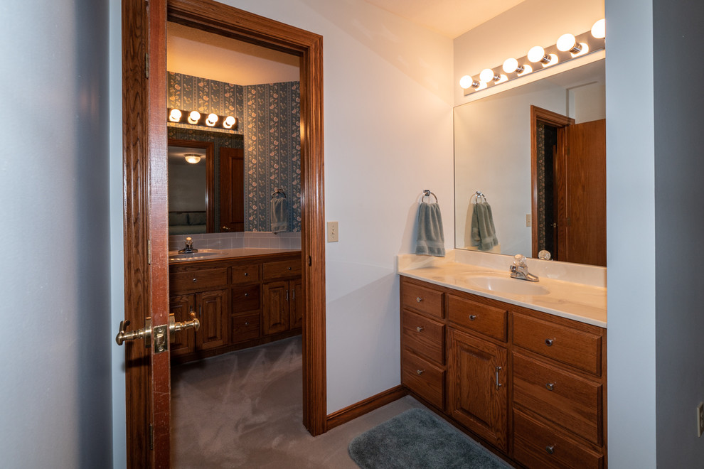 This is an example of a traditional bathroom in Wichita.