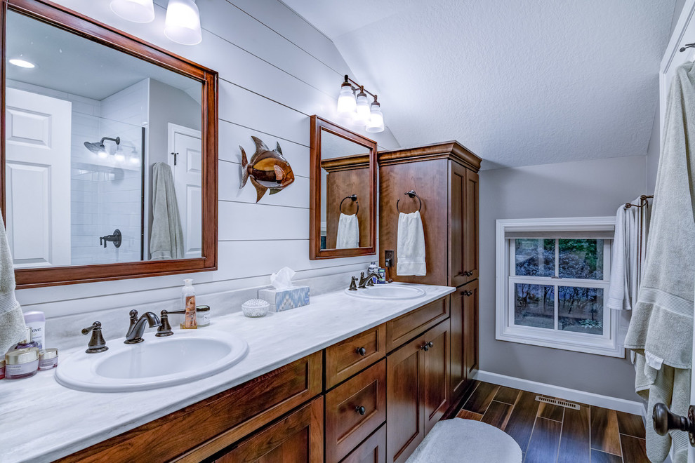 Bild på ett stort amerikanskt vit vitt en-suite badrum, med skåp i shakerstil, skåp i mellenmörkt trä, klinkergolv i porslin, granitbänkskiva och brunt golv