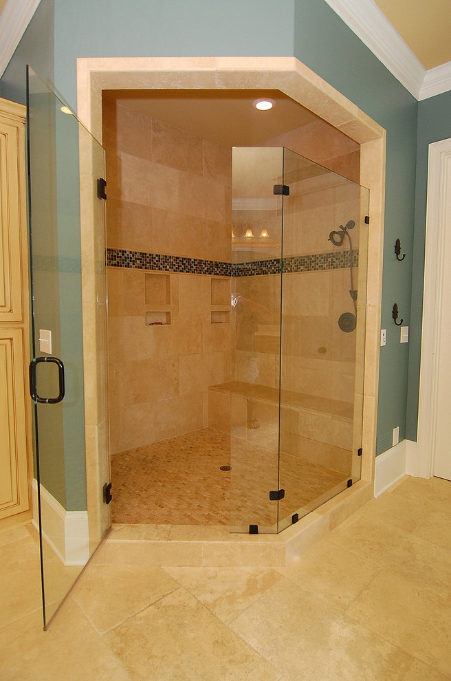 Idéer för stora vintage en-suite badrum, med luckor med upphöjd panel, gula skåp, ett platsbyggt badkar, en hörndusch, beige kakel, blå väggar, klinkergolv i keramik, ett undermonterad handfat, granitbänkskiva, beiget golv och dusch med gångjärnsdörr
