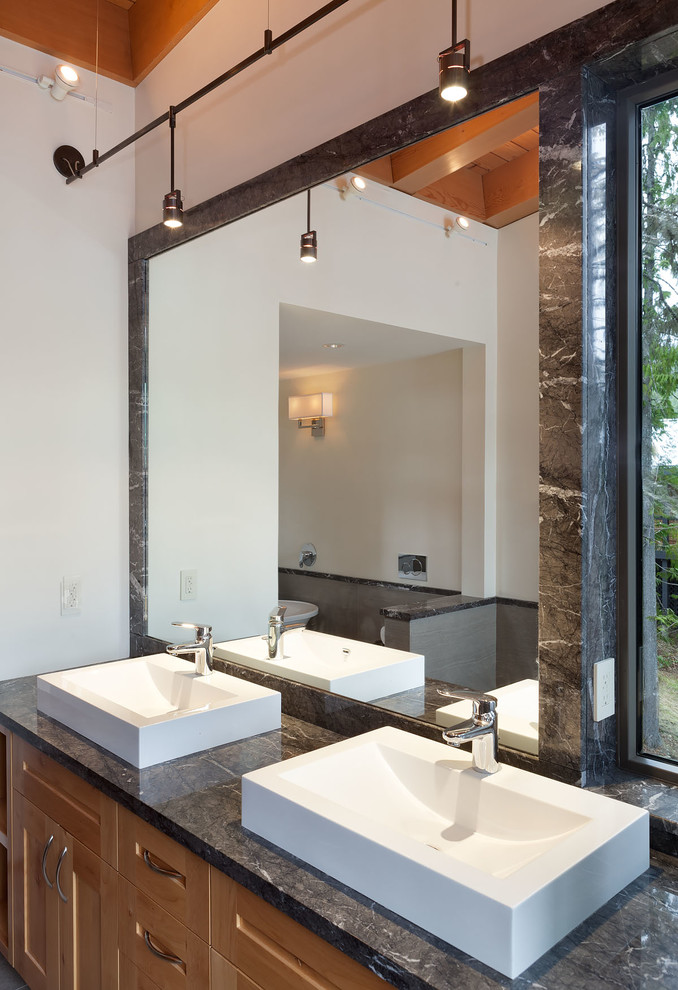 Inspiration pour une grande salle de bain principale design en bois brun avec un placard à porte shaker, une baignoire indépendante, une douche à l'italienne, un carrelage gris, un carrelage de pierre, un mur blanc, un sol en ardoise, une vasque et un plan de toilette en granite.