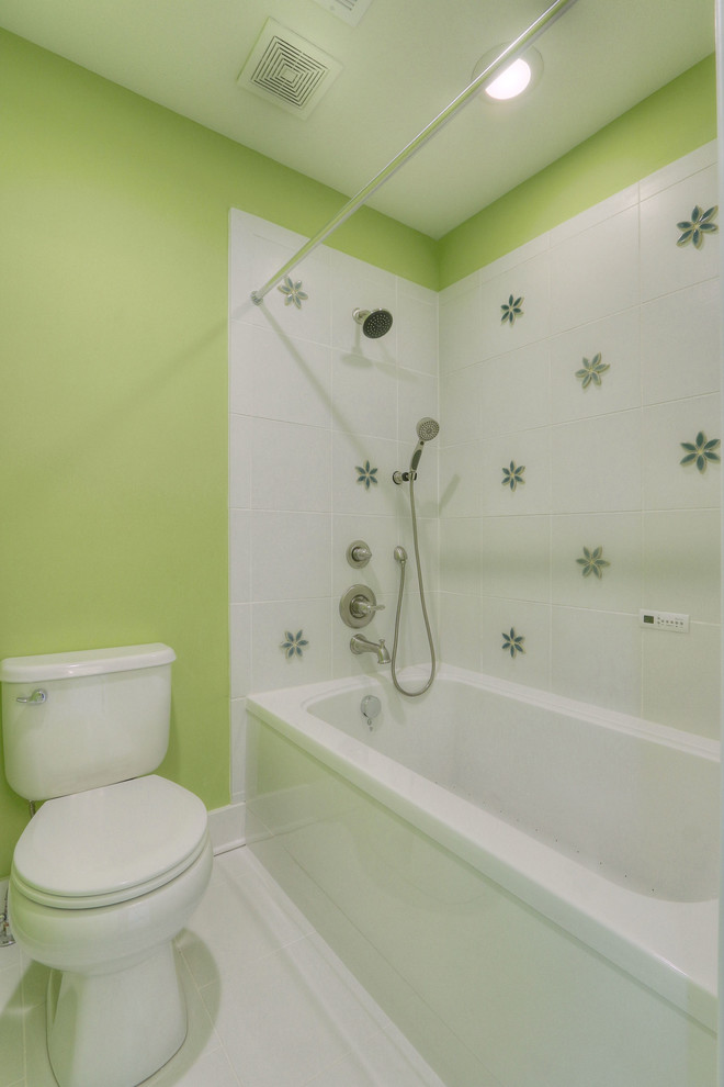 Exempel på ett litet maritimt badrum för barn, med luckor med upphöjd panel, vita skåp, marmorbänkskiva, en dusch/badkar-kombination, en toalettstol med hel cisternkåpa, grön kakel, porslinskakel, gröna väggar och klinkergolv i keramik