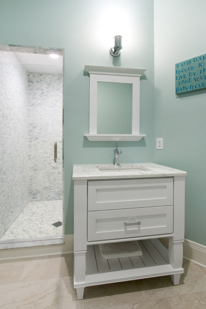 Exempel på ett litet klassiskt badrum för barn, med skåp i shakerstil, vita skåp, en dusch i en alkov, beige kakel, stenkakel, gröna väggar, travertin golv, ett undermonterad handfat och bänkskiva i kvarts