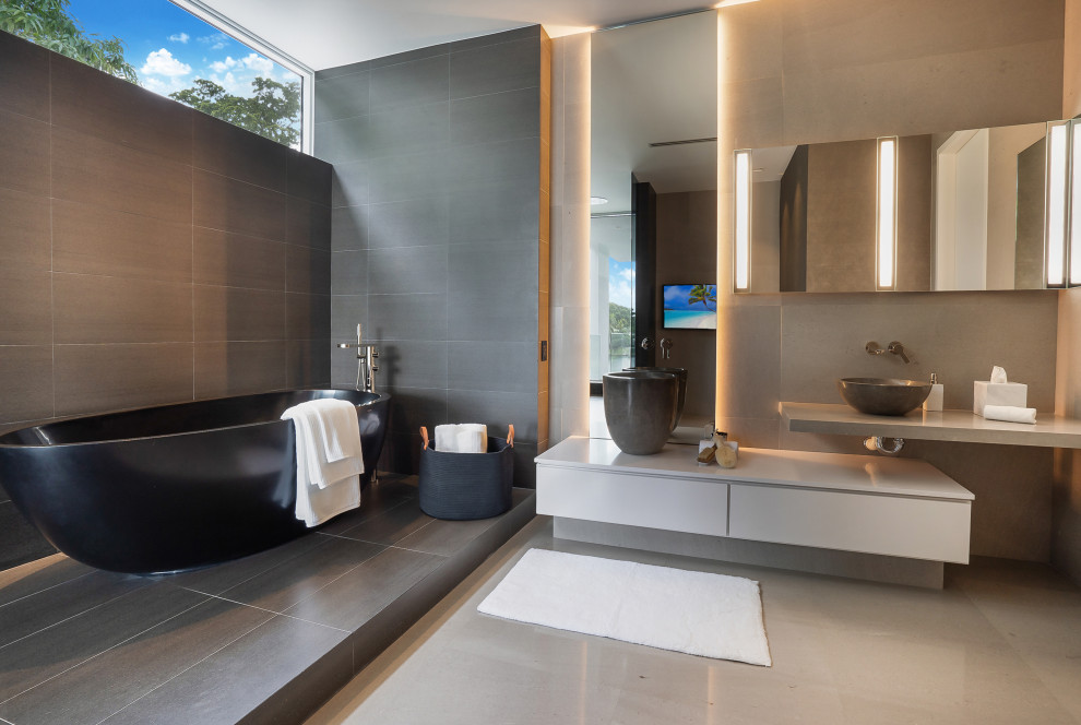 Свежая идея для дизайна: главная ванная комната в современном стиле с белыми фасадами, отдельно стоящей ванной, настольной раковиной, бежевым полом, бежевой столешницей и плоскими фасадами - отличное фото интерьера