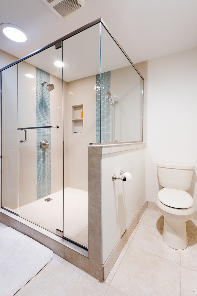 Ispirazione per una stanza da bagno padronale american style di medie dimensioni con doccia ad angolo, WC a due pezzi, piastrelle multicolore, piastrelle in gres porcellanato, pareti bianche e pavimento in gres porcellanato