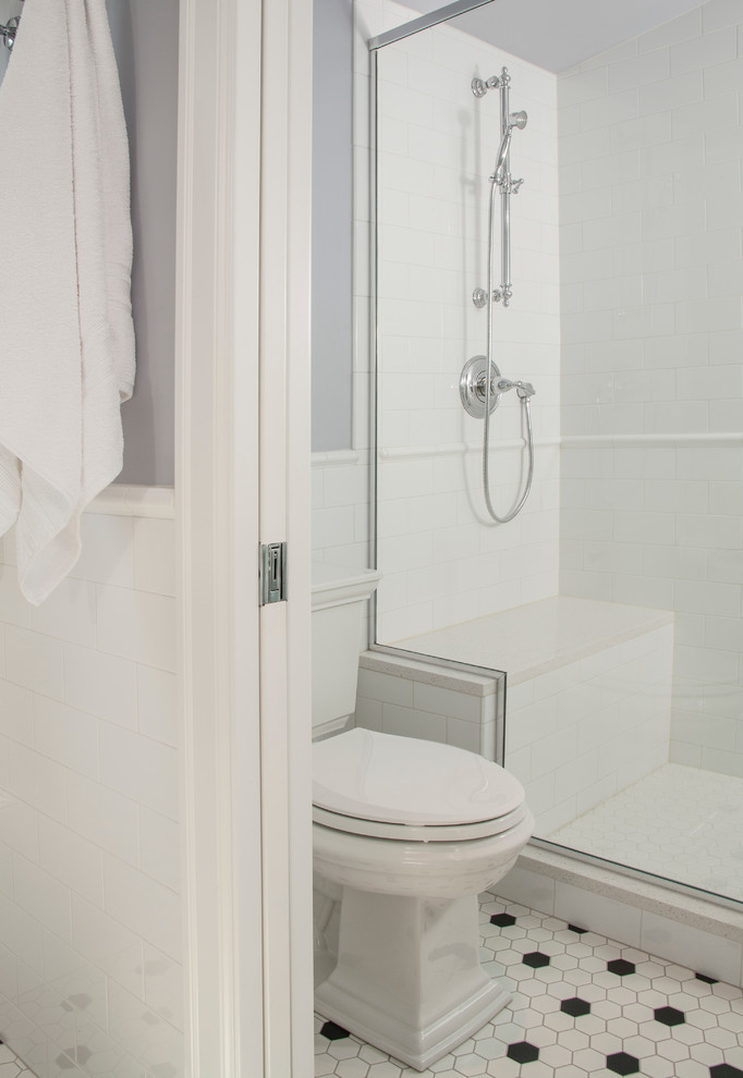 Пример оригинального дизайна: ванная комната среднего размера в классическом стиле с фасадами в стиле шейкер, белыми фасадами, двойным душем, раздельным унитазом, белой плиткой, керамической плиткой, фиолетовыми стенами, полом из керамической плитки, душевой кабиной, врезной раковиной и столешницей из искусственного кварца