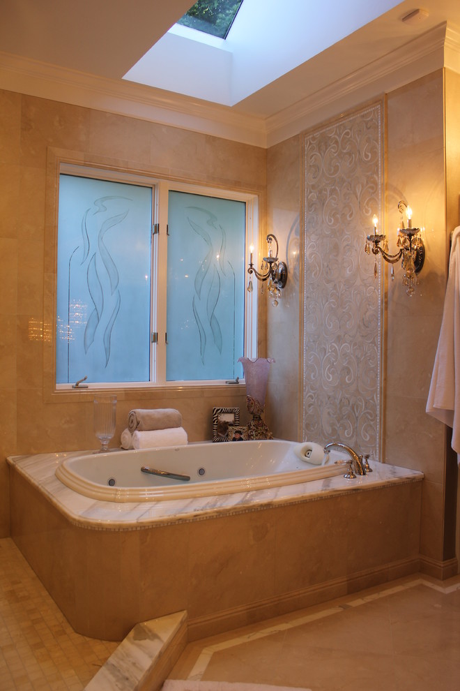 Идея дизайна: большая главная ванная комната в стиле шебби-шик с фасадами с утопленной филенкой, белыми фасадами, накладной ванной, угловым душем, унитазом-моноблоком, белой плиткой, каменной плиткой, белыми стенами, мраморным полом, врезной раковиной и мраморной столешницей