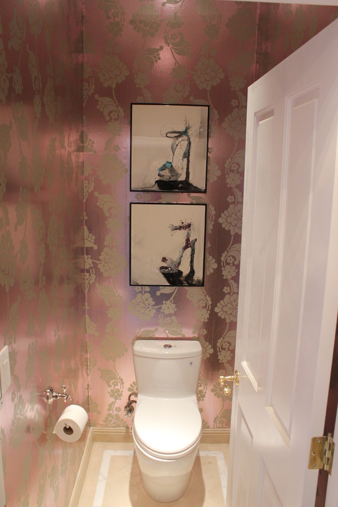 Bild på ett stort shabby chic-inspirerat toalett, med luckor med infälld panel, vita skåp, en toalettstol med hel cisternkåpa, vit kakel, stenkakel, vita väggar, marmorgolv, ett undermonterad handfat och marmorbänkskiva
