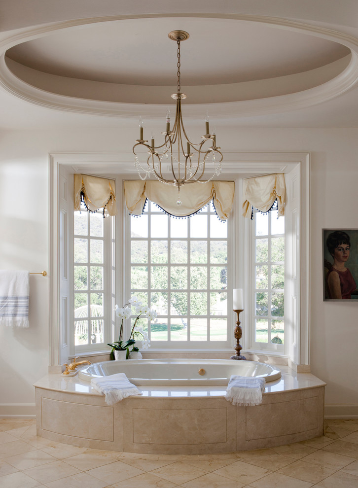Großes Klassisches Badezimmer En Suite mit Einbaubadewanne, beigen Fliesen, Steinfliesen, weißer Wandfarbe und Marmorboden in Los Angeles
