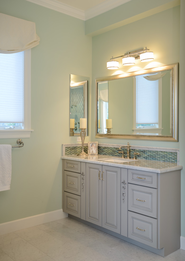 На фото: большая главная ванная комната в классическом стиле с фасадами с выступающей филенкой, серыми фасадами, накладной ванной, двойным душем, биде, разноцветной плиткой, мраморной плиткой, зелеными стенами, мраморным полом, врезной раковиной, мраморной столешницей, белым полом и душем с распашными дверями