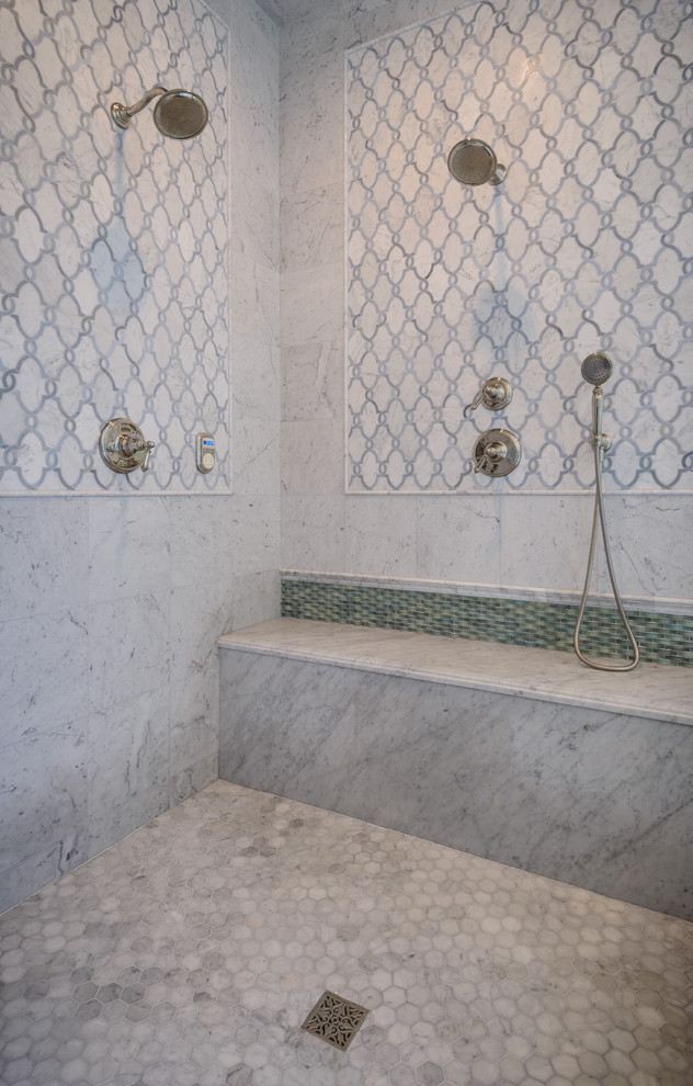 Пример оригинального дизайна: большая главная ванная комната в классическом стиле с фасадами с выступающей филенкой, серыми фасадами, накладной ванной, двойным душем, биде, разноцветной плиткой, мраморной плиткой, зелеными стенами, мраморным полом, врезной раковиной, мраморной столешницей, белым полом и душем с распашными дверями