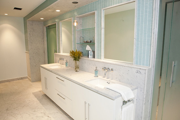 Idee per una stanza da bagno design di medie dimensioni con lavabo sottopiano, ante lisce, ante bianche, top in marmo, piastrelle di vetro, pareti bianche e pavimento in marmo