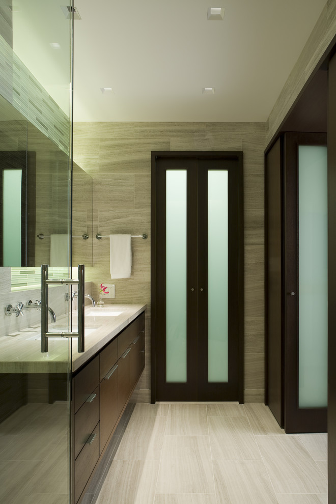 Ispirazione per una stanza da bagno padronale contemporanea di medie dimensioni con lavabo sottopiano, ante lisce, ante in legno bruno e piastrelle beige