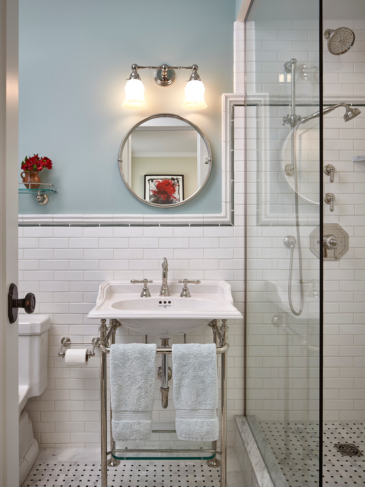 Immagine di una stanza da bagno tradizionale con pistrelle in bianco e nero, pavimento con piastrelle in ceramica, lavabo a consolle, doccia alcova, piastrelle in ceramica, pareti blu, pavimento bianco e porta doccia a battente