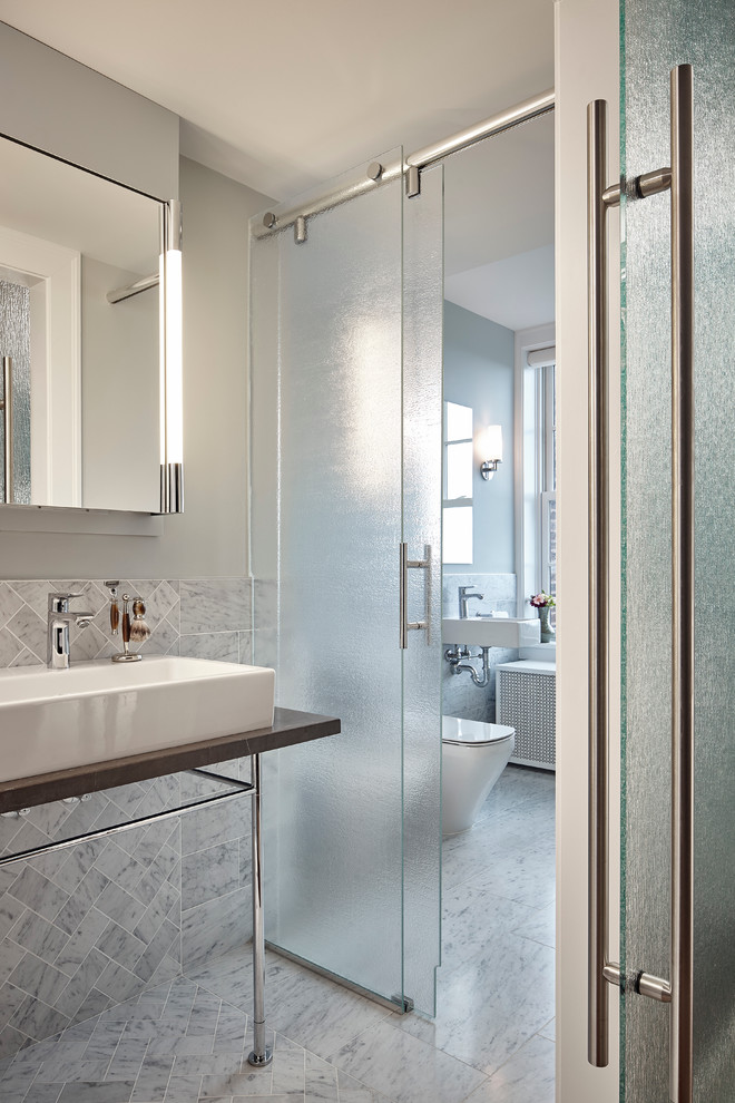 Esempio di una stanza da bagno padronale contemporanea con piastrelle grigie, pareti grigie, lavabo a consolle e top in pietra calcarea