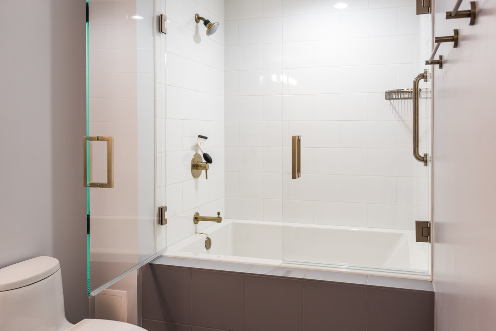 Großes Modernes Badezimmer mit Einbaubadewanne und Glasfliesen in Chicago
